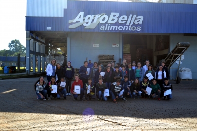 Alunos da Escola Municipal Duque de Caxias visitaram a AgroBella