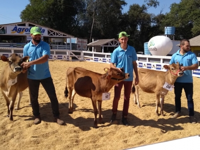 AgroBella e Clientes presentes no concurso leiteiro na Expofred 2018